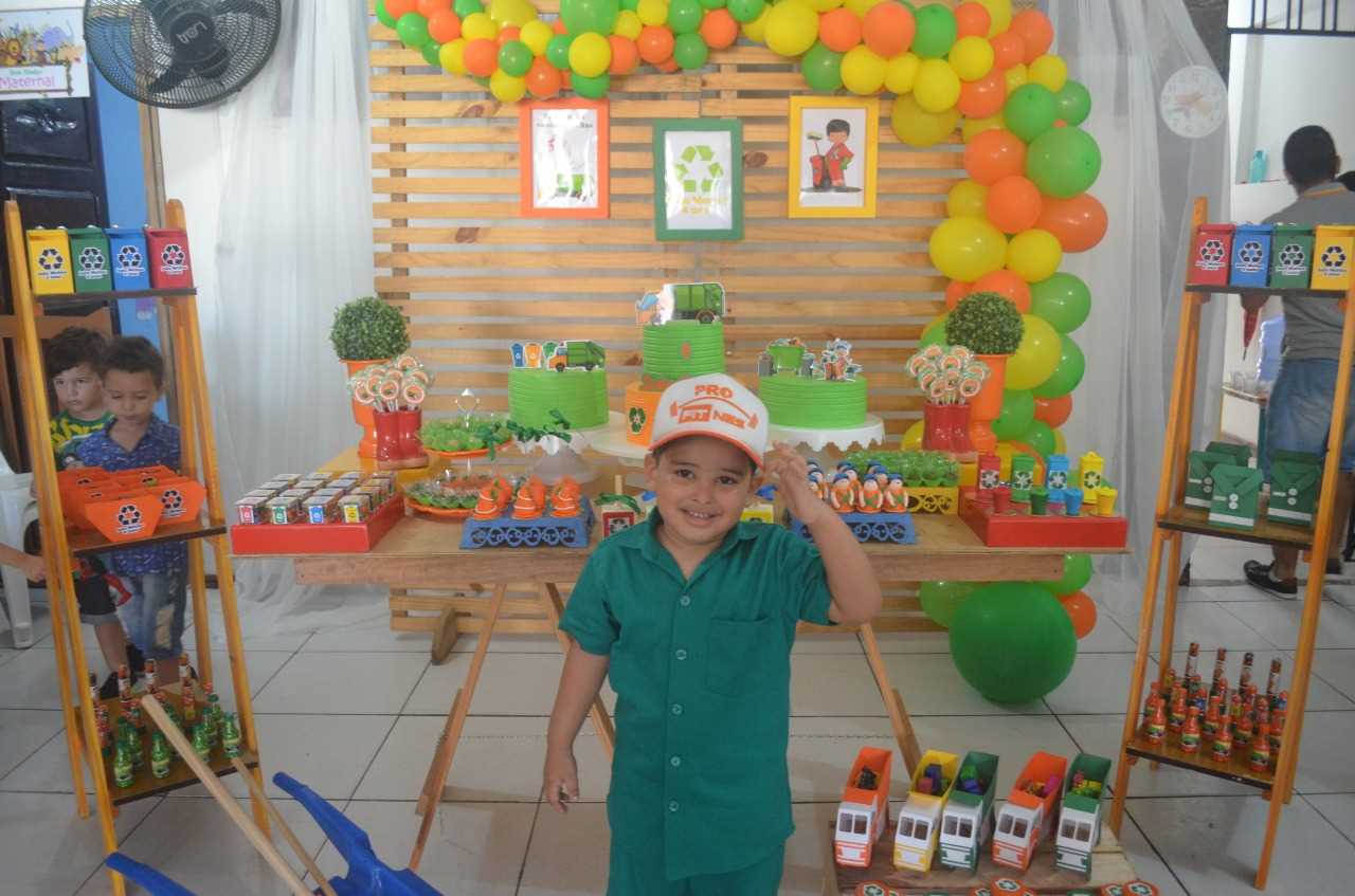 Camacã: Criança fã de Frank, o caminhão de Lixo, comemora aniversário com funcionários da limpeza
